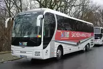 Am 16.01.2016 steht HAL-RT 203 in der Jesse-Owens-Allee. Aufgenommen wurde ein MAN Lion's Coach (Reise und Touristik Service GmbH).

