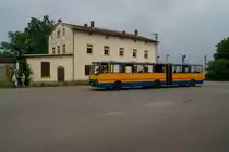 Am 26.06.2016 wartet am Bahnhof Regis-Breitingen ein Ikarus 280.02 auf seine Abfahrt, während zwei Senioren den Fahrplan studieren. 

Bei dem Fahrzeug handelt es sich um den Ikarus 280.02 der Leipziger Verkehrsbetriebe, der durch die AG Historische Nahverkehrsmittel Leipzig e.V. betreut wird.