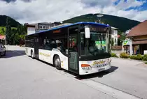 Setra S 415 NF von Siebler Reisen, unterwegs auf der Kfl. 5021 als Kurs 34 (Steinfeld im Drautal Volksschule - Oberdrauburg Bahnhof), am 4.7.2016 bei der Haltestelle Greifenburg Gemeindeamt.