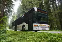 Setra S 415 NF von Siebler Reisen, unterwegs auf der Kfl. 5021 als Kurs 11 (Oberdrauburg Bahnhof - Gerlamoos), am 4.7.2016 nahe der Haltestelle Berg im Drautal Lassin.