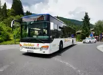 Setra S 415 NF von Siebler Reisen, unterwegs auf der Kfl. 5021 als Kurs 34 (Steinfeld im Drautal Volksschule - Oberdrauburg Bahnhof), am 5.7.2016 nahe der Haltestelle Berg im Drautal Mehrzweckhaus.