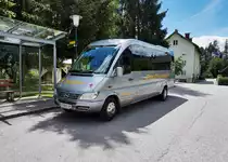 Mercedes 616 CDI von Siebler Reisen, unterwegs auf der Kfl. 5021 als Kurs 11 (Oberdrauburg Bahnhof - Gerlamoos), am 1.7.2016 beim ca. 20-minütigen Aufenthalt an der Haltestelle Greifenburg Gemeindeamt.