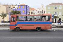 MINDELO (São Vicente), 23.03.2016, öPNV in der Inselhauptstadt mit einem Bus des japanischen Herstellers Isuzu