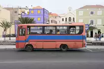 MINDELO (São Vicente), 23.03.2016, öPNV in der Inselhauptstadt mit einem Bus des japanischen Herstellers Isuzu