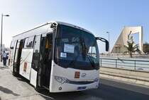 DAKAR (Région de Dakar), 26.03.2016, Reisebus des chinesischen Herstellers Higer; im Hintergrund das Monument du millenaire