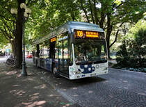 Ein Mercedes-Benz Citaro FuelCell der SASA unterwegs auf der Bozner Stadtbuslinie 10B (Ospedale/Krankenhaus - Stazione/Bahnhof - Ospedale/Krankenhaus), am 8.7.2016 nahe der Haltestelle Stazione/Bahnhof.