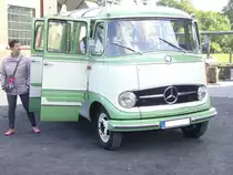 Mercedes Benz O319 mit Dachrandverglasung. 1955 - 1963. Der Kleinbus O319 war wahlweise mit einem 4-Zylinderreihenbenzinmotor mit einem Hubraum von 1897 cm³ und 65 PS oder mit einem
4-Zylinderreihendieselmotor mit einem Hubraum von 1767 cm³ und 43 PS lieferbar. Der abgelichtete Bus ist mit dem Benzinmotor ausgerüstet. Herner Oldies am 03.07.2016.