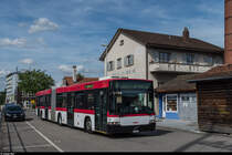 Vom 4. bis am 17. Juli 2016 verkehren zwischen Köniz und Schwarzenburg wegen Bauarbeiten Bahnersatzbusse. Zum Einsatz kommen neben diversen Fahrzeugen von Postauto auch ein ex-Schaffhauser HESS/Volvo, ein HESS/Volvo Demobus und ein ex-Rottaler Setra 3-Achser. <br>
Der HESS Demobus erreicht hier am 6. Juli 2016 gerade den Bahnhof Köniz.