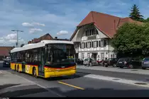 Vom 4. bis am 17. Juli 2016 verkehren zwischen Köniz und Schwarzenburg wegen Bauarbeiten Bahnersatzbusse. Zum Einsatz kommen neben diversen Fahrzeugen von Postauto auch ein ex-Schaffhauser HESS/Volvo, ein HESS/Volvo Demobus und ein ex-Rottaler Setra 3-Achser. <br>
Ein HESS 3-Achser von Postauto durchfährt am 6. Juli 2016 das Zentrum von Köniz auf dem Weg Richtung Schwarzenburg.