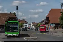 Die BERNMOBIL Wagen 856 und 841 kreuzen sich am 6. Juli 2016 im Zentrum von Köniz.