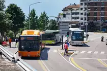 Im Vordergrund ist ein fährt ein MAN Lion's City der SASA als Linie 110 (Bolzano Stazione/Bozen Bahnhof - Bronzolo, Paese/Branzoll, Dorf).
Dahinter ist ein SETRA S 415 NF der SAD auf einer Betriebsfahrt unterwegs.
Rechts neben dem SETRA S 415 NF ist ein SETRA S 315 HD von LUKI, unterwegs vom serbischen Kraljevo ins Zentrum von Bozen.
Aufgenommen am 8.7.2016 nahe der Haltestelle Stazione/Bahnhof.