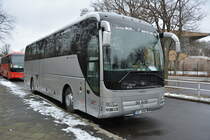 Am 16.01.2016 steht 1ST 9998 in der Jesse-Owens-Allee. Aufgenommen wurde ein MAN Lion's Coach (Eichler Bus).
