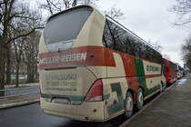 Am 16.01.2016 steht HST-CV 19 in der Jesse-Owens-Allee. Aufgenommen wurde ein Neoplan Starliner (De Stralsunner / Möller-Reisen).
