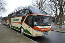 Am 16.01.2016 steht HST-CV 19 in der Jesse-Owens-Allee. Aufgenommen wurde ein Neoplan Starliner (De Stralsunner / Möller-Reisen).
