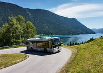 Ein Mercedes – Kutsenits Hydra von Oberlojer, unterwegs am Weißensee als Naturparkbuslinie 2 (Bergbahn Talstation - Neusach Umkehrschleife - Bergbahn Talstation - Naggl - Bergbahn Talstation).
Aufgenommen am 11.7.2016 zwischen den Haltestellen Naggl Schiffsanlegestelle und Naggl Obernaggl.