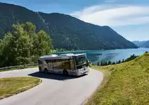 Ein Mercedes – Kutsenits Hydra von Oberlojer, unterwegs am Weißensee als Naturparkbuslinie 2 (Bergbahn Talstation - Neusach Umkehrschleife - Bergbahn Talstation - Naggl - Bergbahn Talstation).
Aufgenommen am 11.7.2016 zwischen den Haltestellen Naggl Schiffsanlegestelle und Naggl Obernaggl.