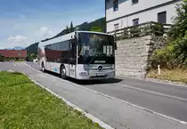 Ein Mercedes – Kutsenits Hydra von Oberlojer, unterwegs am Weißensee als Naturparkbuslinie 2 (Kreuzwirt - Neusach Umkehrschleife - Bergbahn Talstation - Naggl - Kreuzwirt).
Aufgenommen am 11.7.2016 bei der Haltestelle Gatschach Postamt.