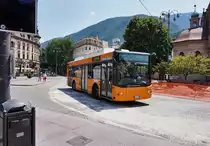 Ein BredaMenarinibus der SASA, unterwegs auf der Bozner Stadtbuslinie 1 (Piazza Dogana/Zollstange - Via Fago, Scuole/Fagenstraße, Schulen), am 8.7.2016 nahe der Haltestelle Piazza Walther/Waltherplatz.