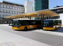 Postauto -Zwei Mercedes Citaros bei den Bushaltestellen in Delemont am 09.07.2016