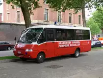 Mannschaftswagen Iveco TurboDaily 59-12 der Berufsfeuerwehr Brussel, aufgenommen am Kazernenlaan Etterbeek 