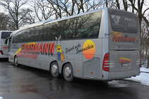 Am 20.01.2016 steht HE-FU 888 in der Jesse-Owens-Allee in Berlin. Aufgenommen wurde ein Mercedes Benz Travego (Reisedienst E.J. Fuhrmann).
