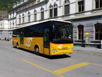 Postauto- Iveco Crossway  VS  445902 vor dem Bahnhof Brig am 16.07.2016