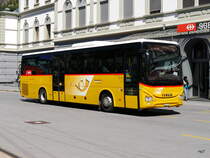 Postauto- Iveco Crossway VS 445903 vor dem Bahnhof Brig am 16.07.2016