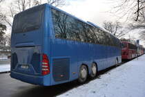 Am 20.01.2016 steht V-VT 550 in der Jesse-Owens-Allee in Berlin. Aufgenommen wurde ein Mercedes Benz Travego (Vogtland Tours).
