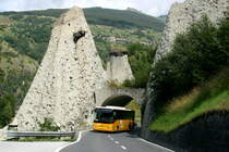 Fast drei Jahre hat es gedauert, bis ich diese Aufnahme realisiert habe.
Ein Iveco Irisbus Crossway auf dem Kurs 12.381 Les Haudères - Sion am Tunneldurchbruch durch die Pyramiden von Euseigne; 24.07.2016