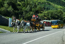 Auf der alten Gotthardstraße trifft alt auf neu.
Im Vordergrund fährt die alte Postkutsche und dahinter ein Iveco Crossway.
Der Bus war unterwegs auf der Linie 62.110 als Kurs 309 (Airolo, Stazione - Nufenen - Furka - Andermatt, Bahnhof - Gotthard - Airolo, Stazione).
Aufgenommen am 20.7.2016, nahe der Haltestelle Fondo del Bosco.