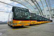 Blick auf die Abstellplätze für die Postautos in Chur, Postautostation.
Zu sehen ist ein Irisbus Crossway dahinter ein SETRA S 415 H und dahinter eine Reihe von MAN Lion´s Regios.
Aufgenommen am 21.7.2016.