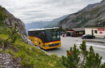 Ein Mercedes-Benz Integro von PostAuto, unterwegs auf der Linie 90.811 über den Ofenpass, als Zusatzwagen für den Kurs 6 (Meran, Bahnhof/Merano, stazione - Zernez, staziun), nahe der Haltestelle Süsom Givè (Passhöhe).
Aufgenommen am 22.7.2016.