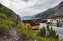 Ein SETRA S 415 H von PostAuto, unterwegs auf der Linie 90.811 über den Ofenpass, als Kurs 6 (Meran, Bahnhof/Merano, stazione - Zernez, staziun), nahe der Haltestelle Süsom Givè (Passhöhe).
Aufgenommen am 22.7.2016.