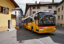 Ein SETRA S 415 H von PostAuto, unterwegs auf der Linie 90.811, als Kurs 8 (Meran, Bahnhof/Merano, stazione - Zernez, staziun), nahe der Haltestelle Sta. Maria Val Müstair, posta.
Aufgenommen am 22.7.2016.