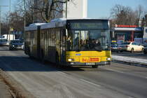 Am 22.01.2016 fährt B-V 4018 auf der Linie TXL zum Flughafen Tegel. Aufgenommen wurde ein MAN Niederflurbus der 2. Generation / Saatwinkler Damm.
