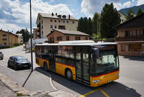 Ein Mercedes-Benz O 530 II von PostAuto, unterwegs auf der Linie 90.607, als Kurs 726 (Chamues-ch, plaz - Zernez, scoula), bei der Einfahrt in die Haltestelle Zuoz, staziun.
Aufgenommen am 21.7.2016.

