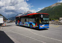 Ein SETRA S 415 NF von ENGADIN BUS, unterwegs auf der Linie 90.607, als Kurs 727 (Zernez, scoula - Chamues-ch, plaz), bei der Einfahrt in die Haltestelle Zuoz, staziun.
Aufgenommen am 21.7.2016.