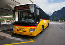 Ein SETRA S 415 H von PostAuto, unterwegs auf der Linie 90.331, als Kurs 4 (Zernez, staziun - Flüela, Ospiz - Davos Platz, Bahnhof), bei der Haltestelle Zernez, staziun.
Aufgenommen am 22.7.2016.