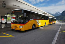 Ein SETRA S 415 H von PostAuto, unterwegs auf der Linie 90.811, als Kurs 7 (Zernez, staziun - Meran, Bahnhof/Merano, stazione), bei der Haltestelle Zernez, staziun.
Der Mercedes-Benz O 530 II hinter dem Setra verkehrte als Zusatzwagen für den Kurs 7.
Aufgenommen am 22.7.2016.