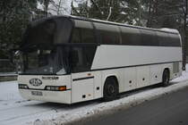 Am 23.01.2016 steht SLF-DU 298 (Neoplan Cityliner) an der Flatowallee in Berlin.
