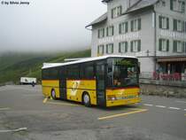 Soeben hat der Setra S313UL Nr. 47 die Station Balm (Klausen) erreicht. Obwohl sich das Hotel im HIntergrund frech ''Klausen-Passhhe'' nennt. Befindet sich die echte Passhhe noch 3 Autominuten entfernt.