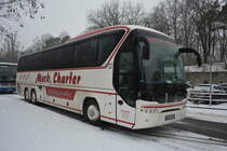 Am 23.01.2016 steht MÜR-MC 88 (Neoplan Tourliner / Meck. Charter) an der Jesse-Owens-Allee in Berlin.
