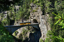 Ein SETRA S 415 H von PostAuto, unterwegs auf der Sustenpass-Linie 31.162, als Kurs 208 (Meiringen, Bahnhof - Grimsel - Nufenen - Gotthard - Susten - Meiringen, Bahnhof), kurz hinter der Ortschaft Wassen.
Aufgenommen am 19.7.2016.
