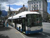 Swisstrolley3 Nr. 207 auf der Linie 1 Kriens-Maihof am 13.8.08 beim Schwanenplatz. Eigentlich wollten wir diese nBus nur fotografieren, da der Bus auf der Linie 1 unterwegs ist. Da wir aber zu zweit am fotografieren waren, freute sich der Chauffeur so sehr, und zeigte es mit netten Gesten, die man leider auf dem Foto nicht sehen kann.