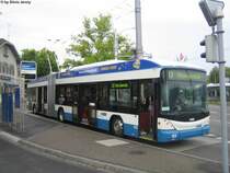 Swisstrolley3 Nr. 152 an der 33er Endstation Bahnhof Tiefenrbunnen am 1.8.08. Aufmerksamen Betrachtern fllt die Europa-Park Werbung auf. Der Bus wurde auch im Innenraum mit Werbung des in Rust (D) ansssigen Freizeitparks ausgestattet.