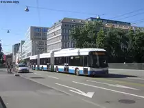 VBZ Nr. 81 (Hess Lightram 3 BGGT-N2C) am 20.7.2016 kurz nach der Haltestelle Sihlpost/HB. Infolge der Gleisbaustelle in der Löwenstrasse verkehren die 31er Busse auf diesem Abschnitt auf der MIV-Spur. Da dort die Stromabnehmer zuweit ausscheren würde, wird dieser Abschnitt mit eingezogenen Stromabnehmer befahren.