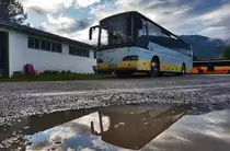 Nach einer regnerischen Nacht spiegelt sich der Volvo B10-400 von Autoreisen Edelweiß, in einer der noch übrig geblieben Pfützen.
Aufgenommen am 31.7.2016, nahe des Bahnhofs Greifenburg-Weißensee.
