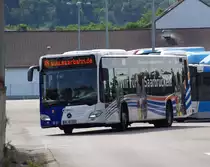 Flott um die Kurve - Ein Mercedes Benz der Stadtwerke Saarbrücken (Saarbahn) hat gerade im Betriebshof die Wartungshalle umrundet. Hoffentlich hatten sich die Pressevertreter und die  hochkarätigen  Fahrgäste gut festgehalten! Der Bus war zu einer 15 minütigen Pressefahrt unterwegs, es wurde das Lotsensystem   mobisaar 2 für Fahrgäste mit Handicap vorgestellt. An Bord waren u.a. Frau Prof. Wanka (Bundesministerin für Forschung und Bildung) und Anke Rehlinger (Ministerin für Wirtschaft, Arbeit, Energie und Verkehr des Saarlandes). Ich hatte eine Einladung als Mitglied des Vorstandes des VCD Landesverband Saarland. 26.07.2016 