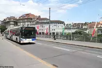 tl Nr. 656 (MAN A40 Lion's City GL) am 31.7.2016 auf der zum Nationalfeiertag mit Fahnen geschmückten Grand-Pont.