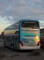 Setra 416 HDH  Starcar  (SO 21950) am Nordkapp, Norwegen, Schneider Reisen und Transport AG, Langendorf, Aufgenommen am 22. Juli 2016.
Kurz vor Mitternacht reflektiert die Mitternachtssonne auf dem Bus.